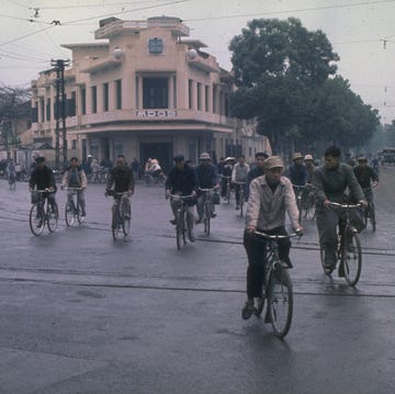 Mode of transport, Transport, Rain, Street, Atmospheric phenomenon, Pedestrian, Bicycle, Vehicle, Cycling, Urban area, 