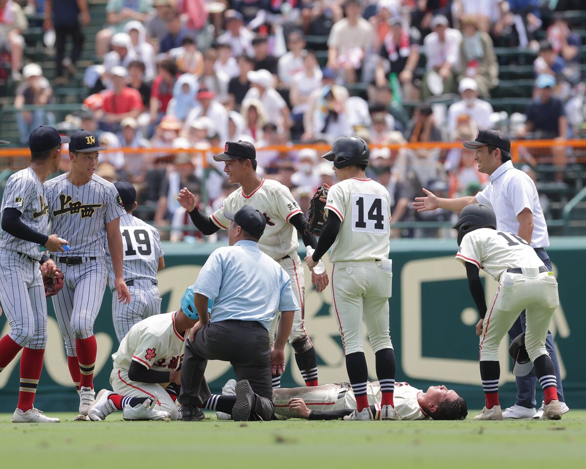 ６回の守備を終えるもベンチに戻れず倒れこむ土浦日大・香取蒼太。この後担架で運ばれた（カメラ・渡辺　了文）