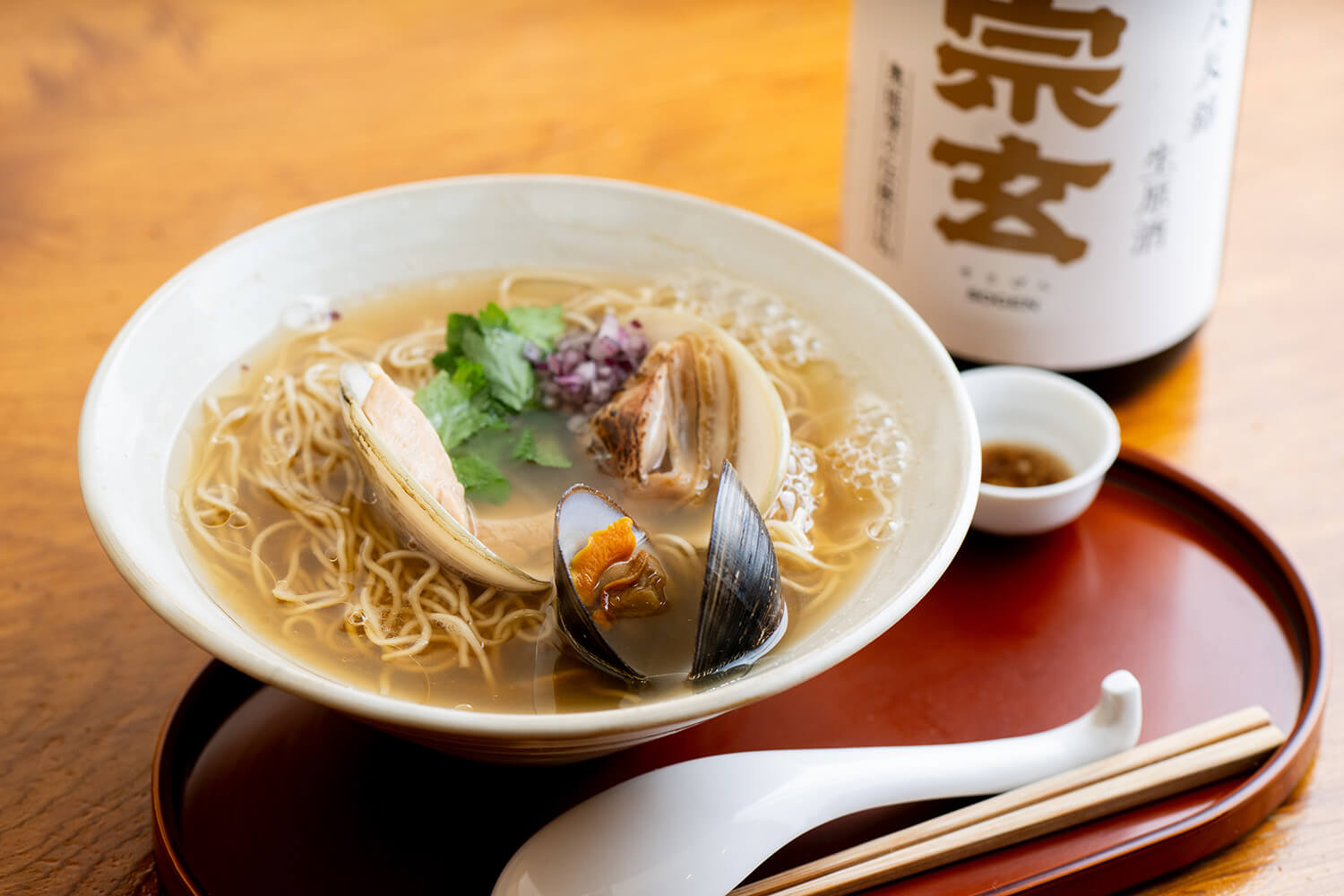 お通しの「はまぐりの和だし」をきっかけに誕生した「はまぐりの潮soba」1,300円。別添えの香味オイルは生姜、または花山椒の2種類から選べる