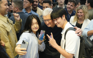 组图：iPhone 16开售 美中港台果粉兴奋欣喜