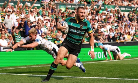 Ollie Sleightholme scores a try