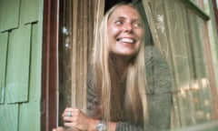 Joni Mitchell in Window<br>Singer-songwriter Joni Mitchell looks out of a window at her Laurel Canyon home, 1970. (Photo by Henry Diltz/Corbis via Getty Images). THIS PIC IS £100 PER USAGE - FROM GETTY. James.Arnold@gettyimages.com