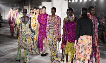 Dries Van Noten - Runway - Spring/Summer 2023 Paris Fashion Week<br>PARIS, FRANCE - SEPTEMBER 28: A model walks the runway during the Dries Van Noten Ready to Wear Spring/Summer 2023 fashion show as part of the Paris Fashion Week on September 28, 2022 in Paris, France. (Photo by Victor VIRGILE/Gamma-Rapho via Getty Images)