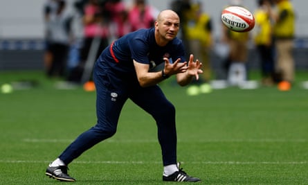 Steve Borthwick throws a ball in training