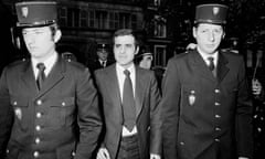 Pierre Goldman arrives at court flanked by gendarmes in 1976.