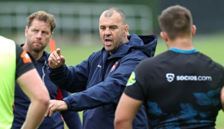 Michael Cheika, the Leicester head coach, issues instructions 