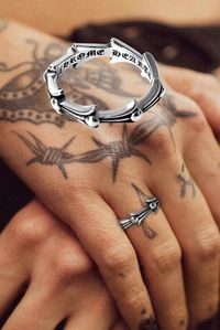 When you wear a Chrome Hearts Cross Tail Ring, it were as if a fragment of a meteor fell to your fingertips. The design that combines only some of the classic cross motifs makes you feel a particularly unique presence among the many Chrome Hearts items. It is an effective expression of the shadow of light by adding a taste of tanning decoration to the inorganic expression unique to silver. It’s creative and playful form is sure to attract Chrome Hearts lovers.