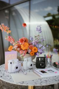 Ce mariage au jardin botanique VanDusen a été inspiré par un coucher de soleil d'été Livre d'or avec photo Polaroid | Image de Hennygraphy