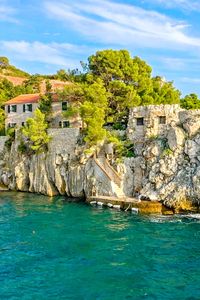 Meet me in Montenegro! This sea fortress right on the rocky coastline of Budva can host up to 10 people for an incredible seaside stay 🤩 Hidden among the rocks, you can wake up to a gorgeous ocean breeze, drink coffee and watch the sunrise from one of the many terraces then go for a quick splash off the dock 🌊 Followed by a day trip along the coast and through the quirky town of Budva, you'll fall in love with the fantastic scenes, friendly locals and amazing cuisine 🍇 Link below for more