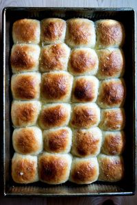 No-Knead Buttermilk Pull-Apart Rolls — so easy and delicious! Soft and squishy, slightly sweet, these buttermilk rolls are perfect for any holiday gathering, but Thanksgiving in particular. Make the dough a day in advance to get a jumpstart on preparations. #noknead #buttermilk #rolls #bread #easy #thanksgiving #overnight