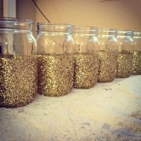 I recently saw something on Pinterest about mason jars that are half dipped in gold glitter and I thought it was the cutest idea ever. I couldn’t really find any tutorials so I decided to try…