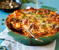 Det här är en riktigt grym vegetarisk lasagne där den cypriotiska osten halloumi får ersätta klassisk bechamelsås. Halloumin tillför en skön sälta och härligt tugg. I övrigt är det bara att koka tomatsåsen med spenat, rosta pumpakärnor och börja varva!