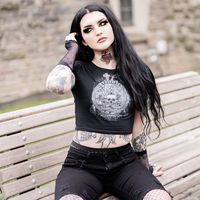 Redécouvrez votre goth intérieur avec le REVIVISCO CROP TOP 🖤      Cliquez sur AJOUTER AU PANIER Pour commander le vôtre dès aujourd'hui !   Ravivez les ténèbres de votre âme avec le haut court Revivisco. Inspiré par des symboles anciens faisant allusion à des connaissances secrètes perdues depuis longtemps ! C'est un haut court à la mode pour ceux qui aiment l'alchimie, l'hermétisme, la nécromancie, l'ésotérisme, le mysticisme, la métaphysique et le travail de l'ombre. Cette conception est