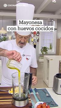 10min     3 huevos cocidos  100 ml aceite de oliva virgen extra  50 ml agua  25 ml vinagre  sal