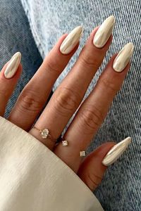 obsessed with these vanilla/cream chrome nails!