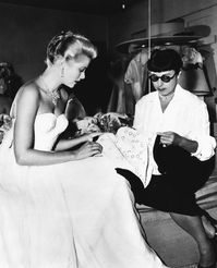 Grace Kelly junto a Edith Head en el set de rodaje de "Atrapa a un ladrón" (1954) del director Alfred Hitchcock