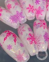 🎀 Pink Snowflakes 🎀 Who says snowflakes can’t be pink? 💖 These frosty, feminine nails are a fun twist on winter classics. Perfect for keeping things bright and chic this season! #PinkSnowflakes #WinterWonderlandNails #TaliasNailStudio #ChicAndFrosty #HolidayNails