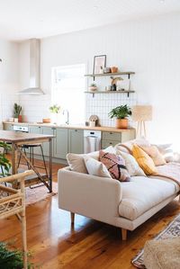 Earthy neutrals in open concept living room and kitchen #Kitcheninteriordesign