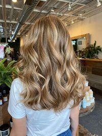 Obsessed doesn't even begin to cover it 😍⁠ ⁠ Full head balayage with 22" NBR hand tied extensions by our salon's owner Amanda! ⁠ ⁠ Summer is right around the corner, so it's time to get your mermaid hair flowing 🧜🏻‍♀️⁠ ⁠ Click the link in our bio to book your appointment online today! ⁠ ⁠ #Twig&ArrowSalon #balayage #summerhair #mermaidhair