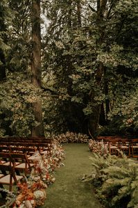 Dreaming of a fall wedding? Enjoy special discounts on our enchanting wedding packages this September and October. Use code Fall24Wedding when inquiring. Discount valid through the end of July. Book your date now and save! #fallwedding #forestwedding #treehousewedding #wedding #venue