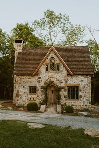 Grace Cottage gives us all of the fairytale dreams we could imagine ✨ Come visit us this weekend to imagine your wedding dreams come true here at Ridge Rose! 📷: @madisonfrazierphoto #weddings #weddingvenue #weddingphotography #fairytalewedding #scenicwedding #bridalsuite #tnwedding #gawedding #chattanoogawedding #lookoutmountain