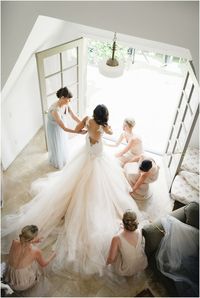 Getting ready wedding photos with your bridesmaids 4 / http://www.deerpearlflowers.com/getting-ready-wedding-photography-ideas/