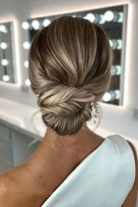 The low chignon is a timeless, elegant hairstyle that’s perfect for homecoming. To achieve this look, gather the hair into a low ponytail at the nape of the neck, twist it into a bun, and secure it with bobby pins. Add a bit of volume at the crown of your head for a more formal, structured appearance. You can also tuck in small flowers or decorative hairpins to personalize the look. This style works best for medium to long hair and provides a sophisticated, polished finish that pairs beautifully