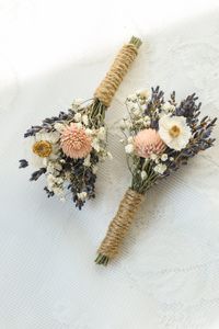 Our Lavender, Blush & White Boutonniere is a beautiful dried floral boutonniere that compliments well with garden, farmhouse, vintage, classic, boho and forest inspired themes and would be absolutely beautiful for any garden wedding.  * Made with real dried gros bleu lavender, daisies, baby's breath, and raspberry cream gomphrena. Tied with jute twine.  * This boutonniere will last for years, so you can keep your precious memories from your special day or gift them to your loved ones.  * We make