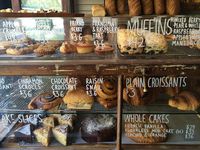 Super idée ! Indiquer sur la vitrine les prix et les types de produits. Ca permet d'être de dédramatiser le fait d'entrer. En fait, dehors, on sait déjà. C'est super en cas de doute du client. Infinity Sourdough Bakery, Darlinghurst, Sydney