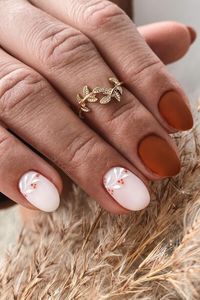 Elevate your Thanksgiving festivities with the best short Thanksgiving nails. From abstract Thanksgiving nail art to gradient multicolor Thanksgiving nail designs, get inspired for the best festive nails!