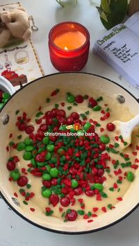 Christmas Blondies 🎁 this is SO easy and festive, and comes together in one bowl! <3 you’ll only need : sugar, eggs, oil, holiday m&ms, flour, bp :)