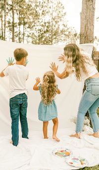 Painting photoshoot, family painting photoshoot, backyard photoshoot, mommy and me paint photoshoot, family photos, mommy and me photos, photoshoot, diy painting photos