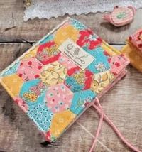 Needlebook and Sewing Pouch by What Saysie Makes | Fabric: Stitch by Lori Holt for Riley Blake Designs #rileyblakedesigns #loriholt #stitchfabric #paperpiecing #hexie #needlebook #zipperpouch