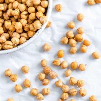 If you're a snacker, you're going to love these delicious Air Fryer Chickpeas! Full of crunch and flavor, they're sure to be a hit! #plantbasedonabudget #air #fryer #chickpeas