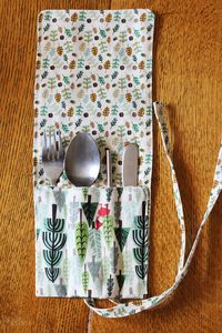 Do you often find yourself out and about without a fork to eat your lunch, a spoon to stir your tea or a knife to share your morning snack? This week we have a beautiful pattern from Issue 10 for you to make at home! This zero waste DIY Cutlery Keeper Tutorial is easy and …