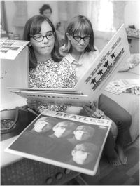 vintage everyday: Vinyles Passion – Vintage Photos of Teenage Record Party in the 1950s and 1960s