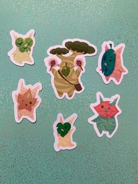 This is a set of 6 Korok stickers: Hestu and 5 cute Koroks Hestu measures 7.2cm in height Koroks vary from 4cm to 4.9cm in height PLEASE NOTE: these stickers are not guaranteed 100% waterproof, however I can spray them to improve their waterproof integrity at no extra charge. Please message me if you would like this done. SHIPPING: Please be aware that standard Domestic and International shipping in UNTRACKED. If you require tracking to monitor the status of your delivery, please upgrade at chec