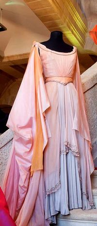 i appreciate the simple flowy elegance of this pink gown. i bet the layers are so ethereal when in motion