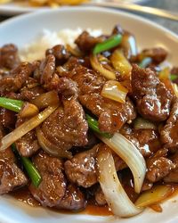 Flavor foodie | CHINESE BEEF AND ONION STIR FRY 🥢 Ingredients: 300g beef sirloin, thinly sliced 1 large onion, thinly sliced 2 cloves garlic, minced 1... | Instagram