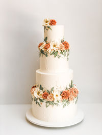 LILA is a bespoke cake shop in Southern California that specializes in contemporary floral wedding cakes and cupcakes.