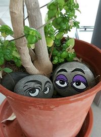 Peeking Eyes Rock Painting Idea - pour les pots de fleurs dans la maison. J'adore! Des yeux qui empêchent Mistigris de gratter dans la terre. A faire absolument!!