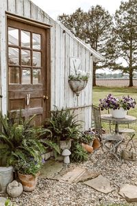 This cozy cottage greenhouse was an UPCYLED DIY made by @downshilohroad featuring an adorable bistro set from @thecountrydoor