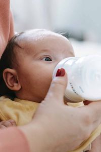 Bottle feeding is one of the most important things you can do for your baby, but it’s not always easy. #drankbottles #babydrankbottles #babydrinkingwrong #waterbestdrinking #givebaby