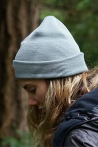 Hipster hiking outfit with a grey wool beanie for Women. Ethical and ecological sustainable merino wool beanie by VAI-KO. Photo and model @secretagentmike & @lindseynaglieri