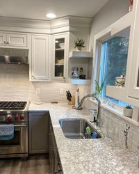 Maximize the U-shaped kitchen decoration with a floating shelf that is installed in the corner of the room. This cabinet is made of a combination of wood and glass that can work well and optimally. Besides that, on the outside of this cabinet there are several open shelves that can be utilized to the fullest. Corner Floating Cabinet from @masterstouchdesignbuild #kitchenstorage #kitchenstoragehacks #kitchenstorageideas