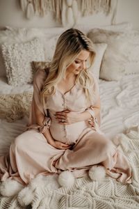 50 Maternity Photography Poses for Body Positive Pregnant Women