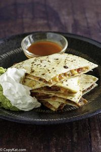 Find out how to make a cheesy quesadilla with bacon like Applebees with this easy copycat recipe. Serve with salsa and sour cream for a tasty appetizer or dinner. #quesadillas #applebees #copycat #copycatrecipes #mexicanfood #appetizerideas #dinnerideas