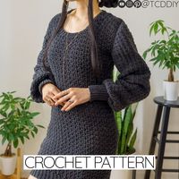 Cette fiche produit est un modèle PDF de robe pull au crochet ! Ce modèle est vraiment amusant et facile à réaliser avec notre modèle PDF étape par étape, notre modèle photo et notre tutoriel vidéo ! Cette robe pull pleine de texture utilise le point trinité et une maille serrée, ne vous inquiétez pas si vous ne savez pas comment faire le point trinité, nous vous apprendrons tous les détails ! Il s'agit d'une robe pull à la silhouette simple qui peut être confectionnée telle quelle, avec une lon