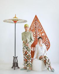 Ide pre-wedding menggunakan baju adat Jawa. Kebaya dan beskap. Pakaian tradisional Indonesia. Indonesia traditional costume. Cr/instagram: didiartca #culture #budaya #busana #batik #attire #clothing #clothes #outfit #asia