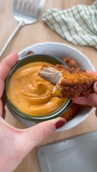 10min · 10 servings     🇫🇷 Pour 2 👩🏼‍🤝‍👨🏽 : Coupe des filets de poulet en lamelles et ajoute-l’es dans un bol. Ajoute du paprika, de l’ail en poudre, des herbes, du sel et du poivre. Verse 250ml de crème et 50ml de sauce tomate piquante. Mélange bien le tout. Et réserve au frais pendant 30min. Prépare la sauce Samouraï maison. Pour la panure de tes nuggets, mélange 200 g de farine avec des épices (paprika, ail) et une pincée de sel. Mélange ta préparation. Plonge le poulet, de manière à ce qu’ils soient entièrement recouvert de panure. Plonge-les 7/8 min dans de l’huile de friture à feu moyen. Déguste tes nuggets avec la sauce Samouraï maison. C’est prêt, régale-toi 🔥  On t’en garde ? 😏